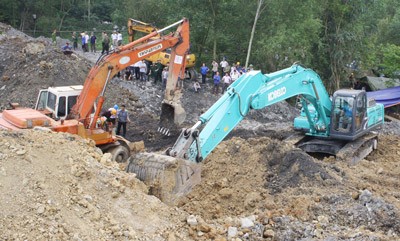Thai Nguyen Province has mobilised rescue teams to search for the five buried victims (Photo: SGGP) Thai Nguyen Province has mobilised rescue teams to search for the five buried victims (Photo: SGGP)